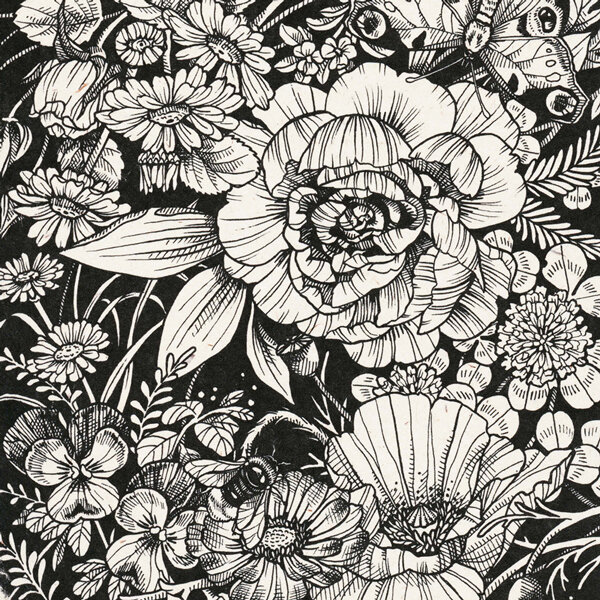 Schwarz-weiße Zeichnung mit dicht gedrängten Blumen, einer Biene und einem Schmetterling