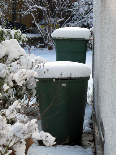 Wassertonnen im Winter mit Schnee bedeckt