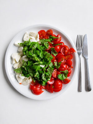Caprese-Salat mit Tomaten, Basilikum und Mozzarella