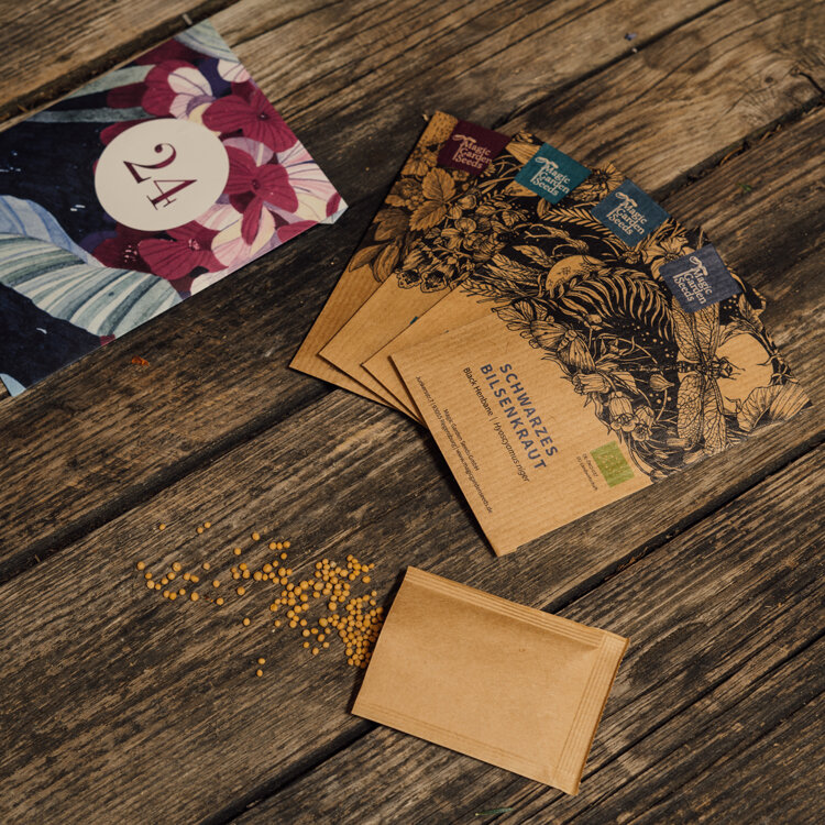 Ein Adventskalendertuetchen und sein Inhalt